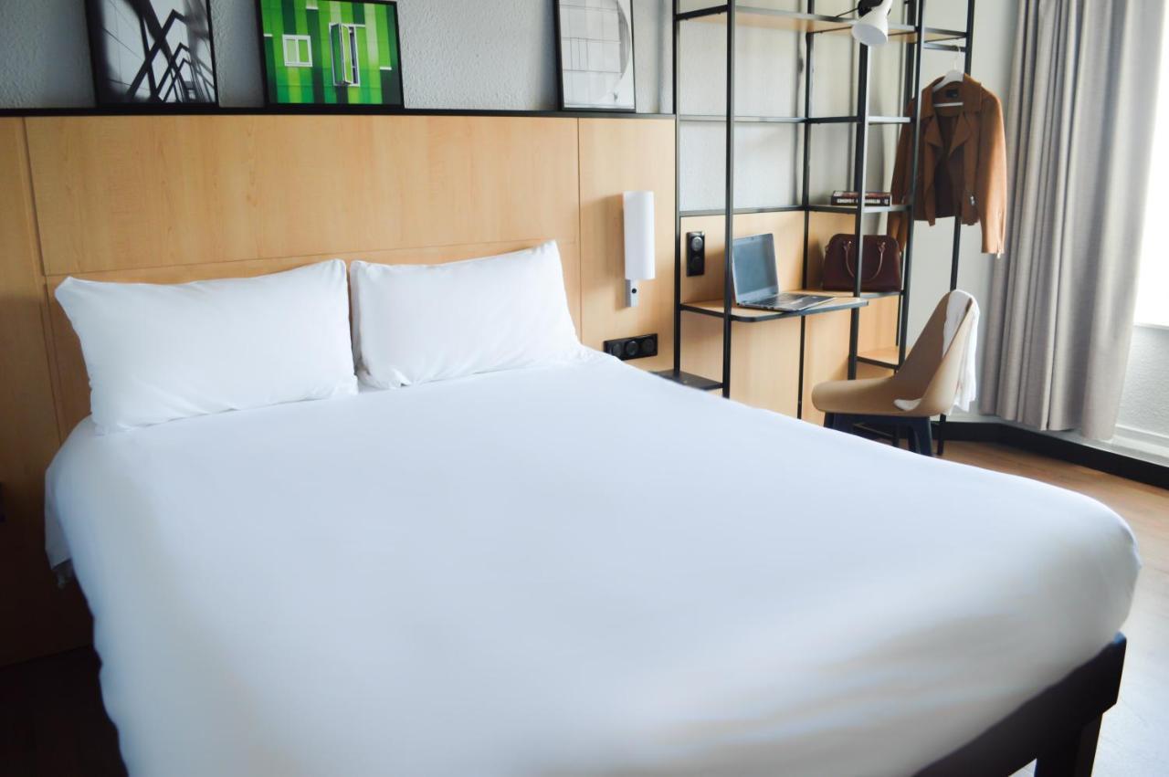 Comfort Room with Eiffel Tower View,1589266947:JPEG